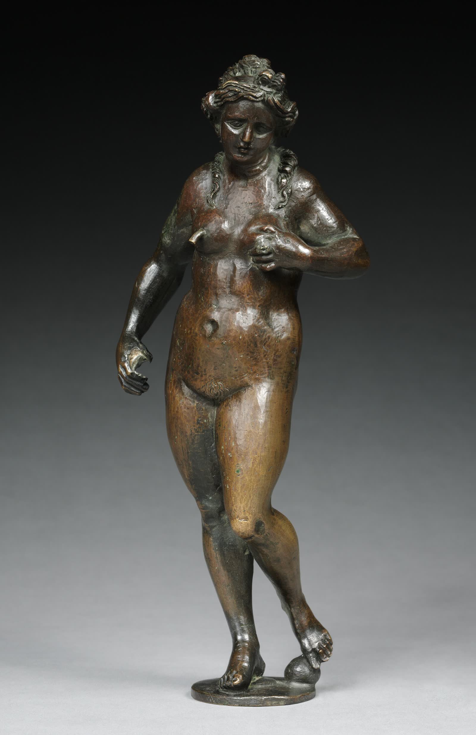 Pequena escultura de bronze de figura feminina em pé